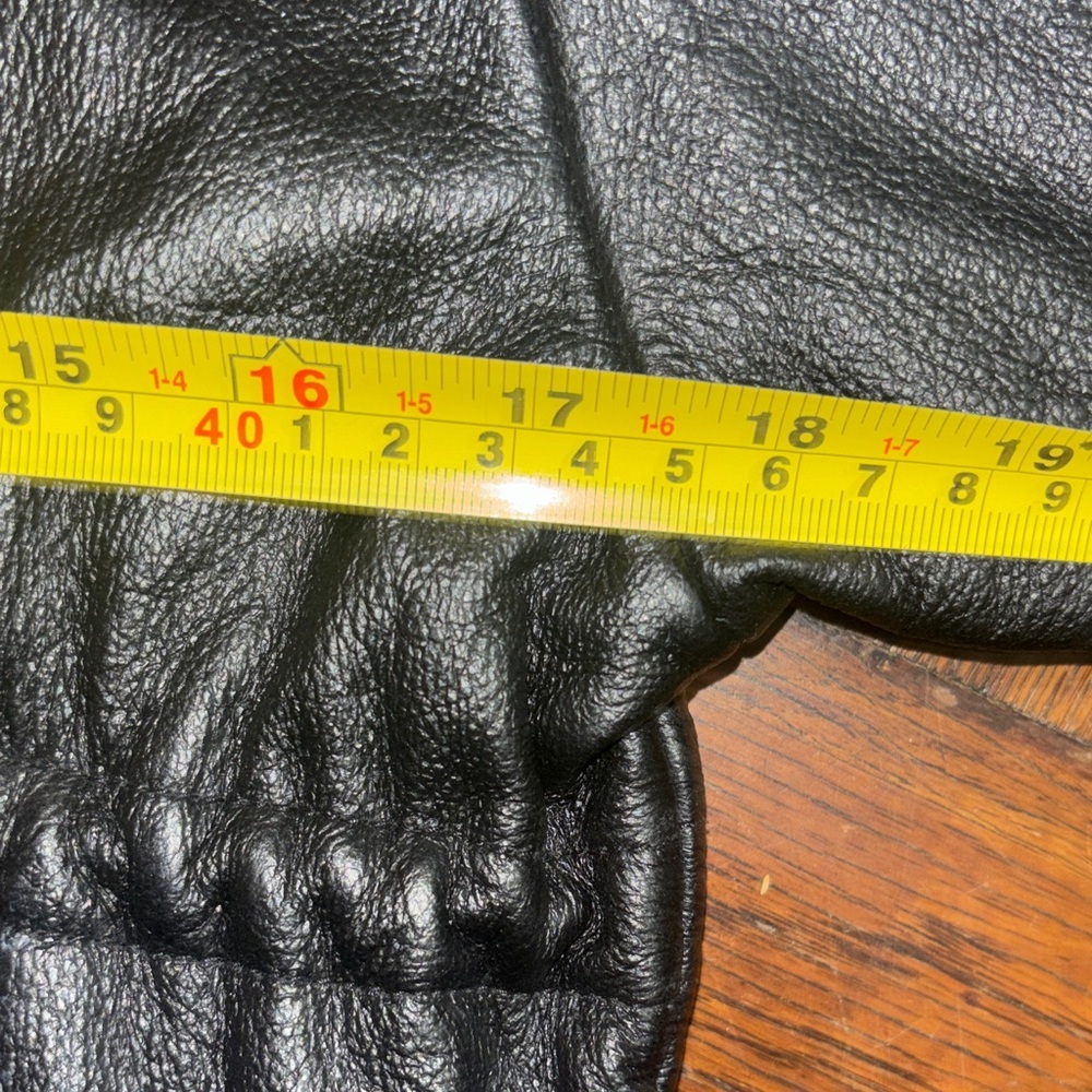 Vintage Wilson’s leather jacket with cute detailing and timeless look - Picture 12 of 14